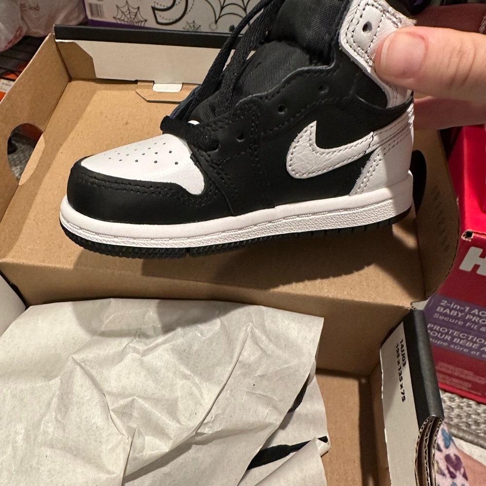 Brand new never worn in box toddler 6c Jordan retro 1 high top black and white